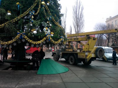 У Чернівцях розбирають новорічну ялинку (ФОТО)