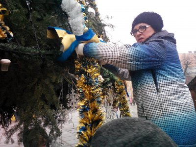 У Чернівцях розбирають новорічну ялинку (ФОТО)
