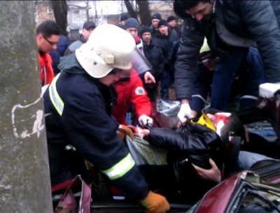 У Чернівцях авто врізалося в стовп - водія визволяли спецобладнанням (ВІДЕО)