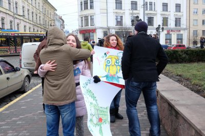 Людям у центрі Чернівців дарували обійми (ВІДЕО)