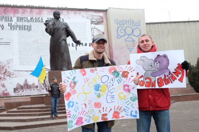 Людям у центрі Чернівців дарували обійми (ВІДЕО)