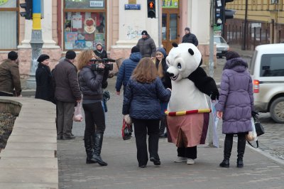 Людям у центрі Чернівців дарували обійми (ВІДЕО)