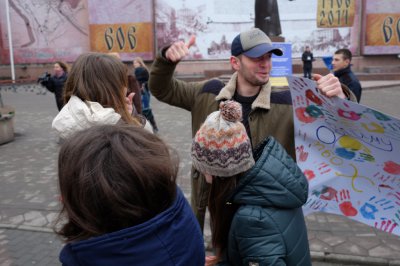 Людям у центрі Чернівців дарували обійми (ВІДЕО)