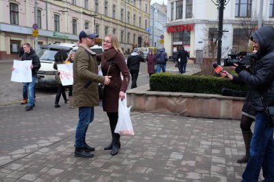 Людям у центрі Чернівців дарували обійми (ВІДЕО)