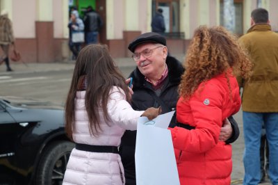 Людям у центрі Чернівців дарували обійми (ВІДЕО)