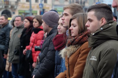 Чернівчани утворили Ланцюг Єднання, співаючи гімн та стрілецькі пісні (ФОТО)