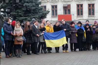 Чернівчани утворили Ланцюг Єднання, співаючи гімн та стрілецькі пісні (ФОТО)