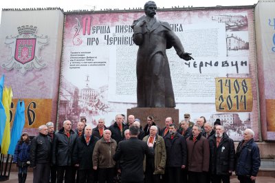 Чернівчани утворили Ланцюг Єднання, співаючи гімн та стрілецькі пісні (ФОТО)