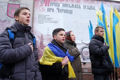 Чернівчани утворили Ланцюг Єднання, співаючи гімн та стрілецькі пісні (ФОТО)