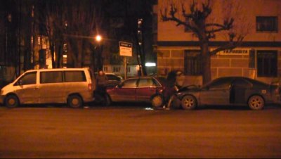 У Чернівцях уночі "Хонда" врізалася у припарковані авто (ВІДЕО)