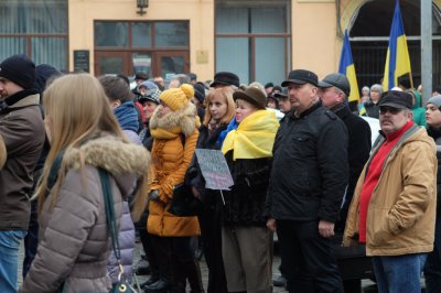 Чернівчани підтримали полонену Надію Савченко мітингом біля міськради (ФОТО)