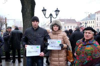 Чернівчани підтримали полонену Надію Савченко мітингом біля міськради (ФОТО)