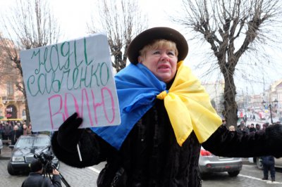 Чернівчани підтримали полонену Надію Савченко мітингом біля міськради (ФОТО)