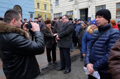 Чернівчани підтримали полонену Надію Савченко мітингом біля міськради (ФОТО)