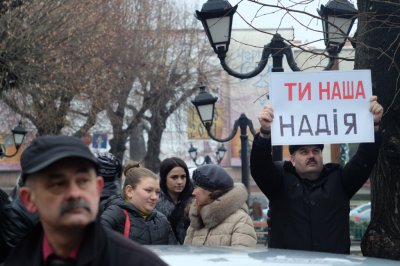 Чернівчани підтримали полонену Надію Савченко мітингом біля міськради (ФОТО)