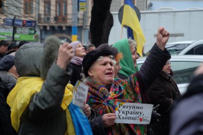 Чернівчани підтримали полонену Надію Савченко мітингом біля міськради (ФОТО)