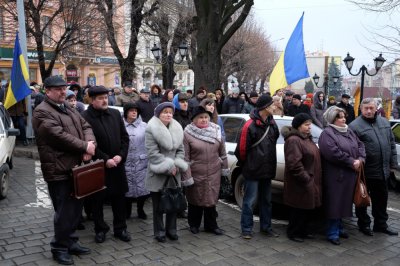 Чернівчани підтримали полонену Надію Савченко мітингом біля міськради (ФОТО)