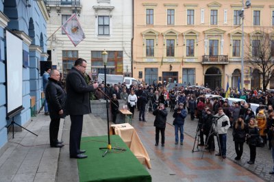 Чернівчани підтримали полонену Надію Савченко мітингом біля міськради (ФОТО)