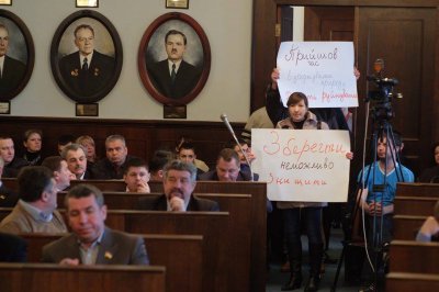 Чернівчани вимагали у мерії зберегти дерева в районі аеропорту (ФОТО)