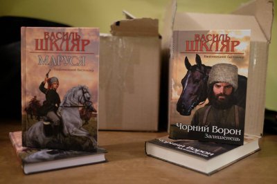 Василь Шкляр з чернівчанами на патріотичному вечорі вшанував героїв битви під Крутами (ФОТО)