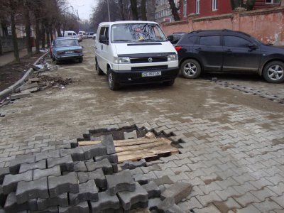 Жахи недоробленої вулиці Боярка у Чернівцях (ФОТО)