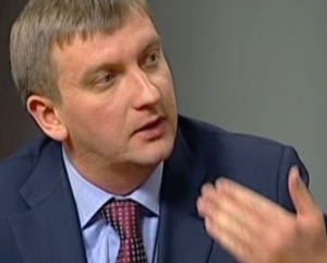 Яценюк і Петренко пройшли перевірку на люстрацію Яценюк і Петренко пройшли перевірку на люстрацію