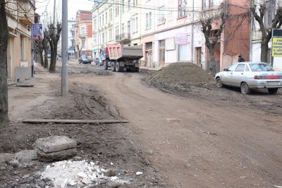 На вулиці Хмельницького у Чернівцях прибрали сміття (ФОТО)