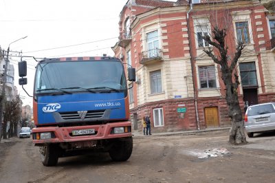 На вулиці Хмельницького у Чернівцях прибрали сміття (ФОТО)