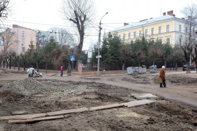 На вулиці Хмельницького у Чернівцях прибрали сміття (ФОТО)