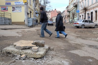 На вулиці Хмельницького у Чернівцях прибрали сміття (ФОТО)