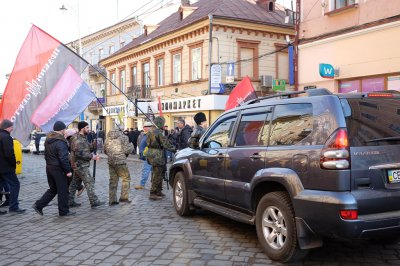 У центрі Чернівців мітингарі перекрили дорогу: вимагають відставки начальника міліції (ФОТО)