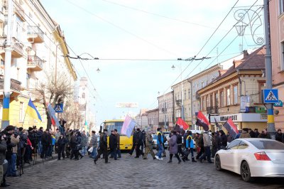 У центрі Чернівців мітингарі перекрили дорогу: вимагають відставки начальника міліції (ФОТО)