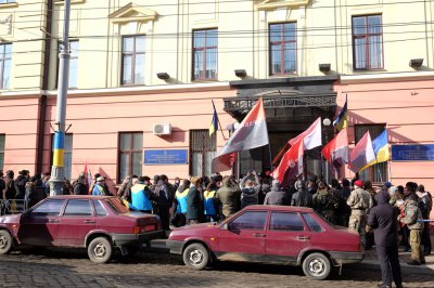 У центрі Чернівців мітингарі перекрили дорогу: вимагають відставки начальника міліції (ФОТО)