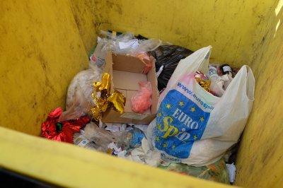 До будівлі міліції в Чернівцях підвезли смітник для "люстрації Зінченка"
