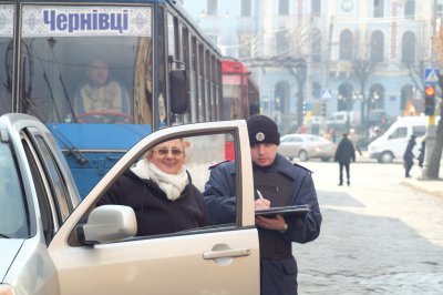 До будівлі міліції в Чернівцях підвезли смітник для "люстрації Зінченка"