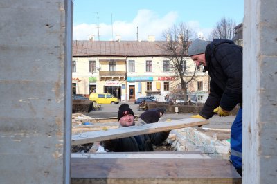 Палац Діда Мороза нарешті розібрали в Чернівцях (ФОТО)