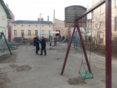 У Чернівцях ЖРЕП відновив дитячий майданчик, який сам зруйнував