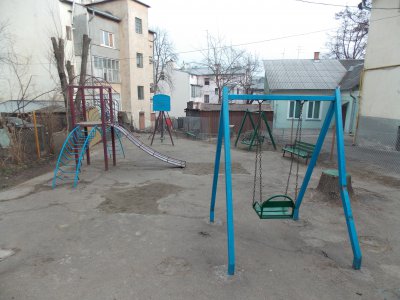 У Чернівцях ЖРЕП відновив дитячий майданчик, який сам зруйнував