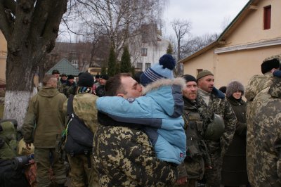 На Буковину з зони АТО повернулися 30 військовослужбовців (ФОТО)