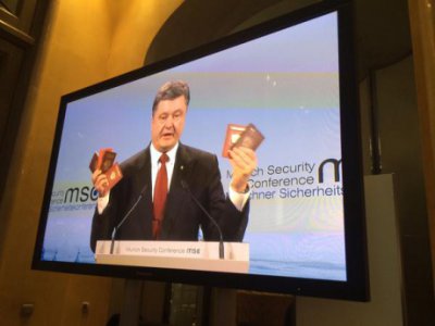 Порошенко продемонстрував світові документи російських вояків, які "заблукали" на Донбасі