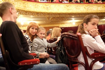 У Чернівцях у театрі діти зіграли головні ролі й "потонули" у квітах глядачів (ФОТО)