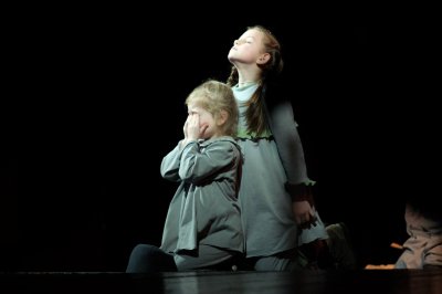 У Чернівцях у театрі діти зіграли головні ролі й "потонули" у квітах глядачів (ФОТО)