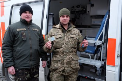 Донецьким «кіборгам» подарували в Чернівцях реанімобіль