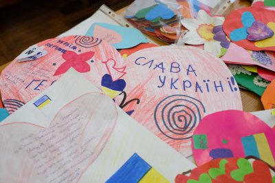 Чернівецькі школярі виготовили валентинки для солдатів (ФОТО)
