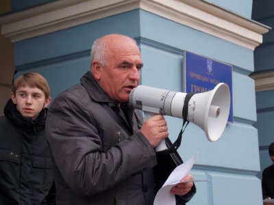 Лідеру чернівецького "Автомайдану" принесли повістку з військкомату з міліцією