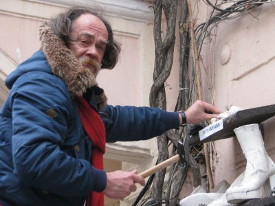 Книгарня "Букініст" хоче, щоб Федірко демонтував свої пам’ятники з її фасаду