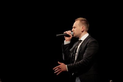 На концерті у Чернівцях Павло Табаков виконав пісню-присвяту героям (ФОТО)