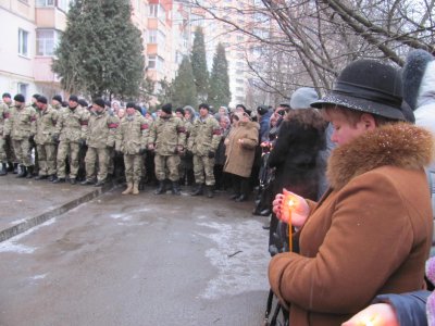 Мешканці Гравітону навколішки проводжали загиблого Героя (ФОТО)