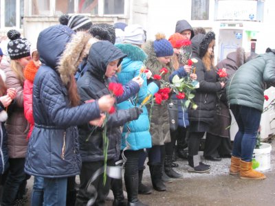 Мешканці Гравітону навколішки проводжали загиблого Героя (ФОТО)