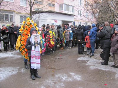 Мешканці Гравітону навколішки проводжали загиблого Героя (ФОТО)